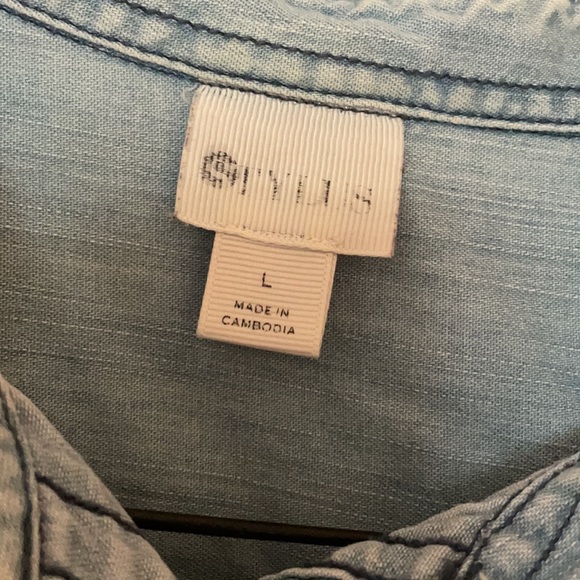 Women’s Chambray Button-Down Shirt - Picture 4 of 6